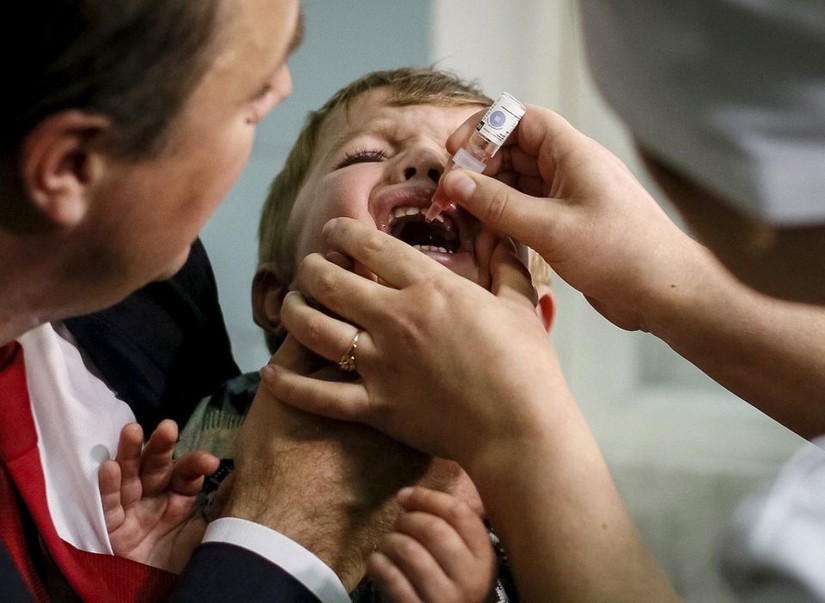 Một cậu b&eacute; được ti&ecirc;m vaccine bại liệt tại một ph&ograve;ng kh&aacute;m ở Kiev, Ukraine. Ảnh: