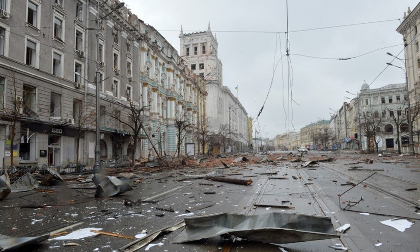 T&ograve;a nh&agrave; bị tr&uacute;ng ph&aacute;o k&iacute;ch ở trung t&acirc;m th&agrave;nh phố Kharkov, Ukraine, h&ocirc;m 2/3. Ảnh: AFP