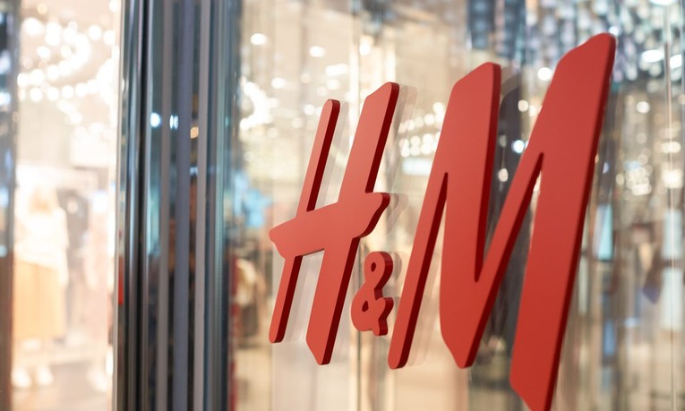 H&atilde;ng thời trang H&amp;amp;amp;amp;M đ&atilde; tạm đ&oacute;ng cửa c&aacute;c cửa h&agrave;ng của m&igrave;nh tại Nga. Ảnh: Ticker News