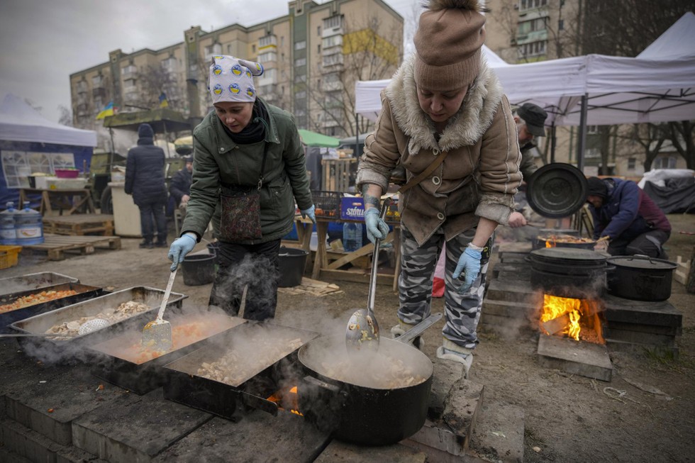 Mọi người nấu ăn ngo&agrave;i trời cho c&aacute;c qu&acirc;n nh&acirc;n Ukraine v&agrave; lực lượng d&acirc;n ph&ograve;ng đang chiến đấu tại Kiev, Ukraine, ng&agrave;y 7/3. Ảnh: AP