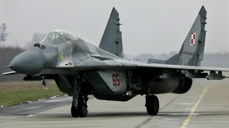 Một chiếc m&aacute;y bay MiG-29 của Ba Lan sau một nhiệm vụ huấn luyện tại một s&acirc;n bay qu&acirc;n sự ở ph&iacute;a đ&ocirc;ng Warsaw. Ảnh: Reuters