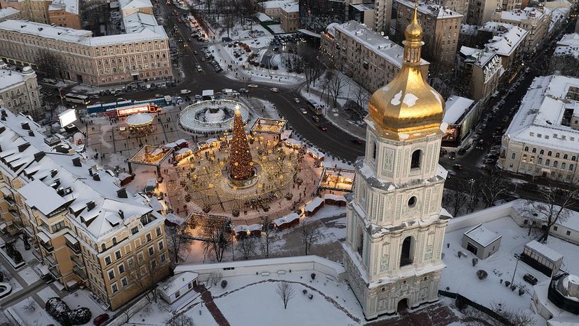 Tuyết bao phủ trung t&acirc;m th&agrave;nh phố v&agrave; Nh&agrave; thờ St. Sophia ở Kiev, Ukraine. Ảnh: AP