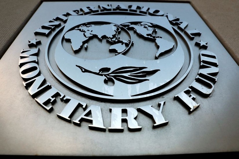 Logo của Quỹ Tiền tệ Quốc tế (IMF) b&ecirc;n ngo&agrave;i t&ograve;a trụ sở ch&iacute;nh ở Washington, Mỹ. Ảnh: Reuters