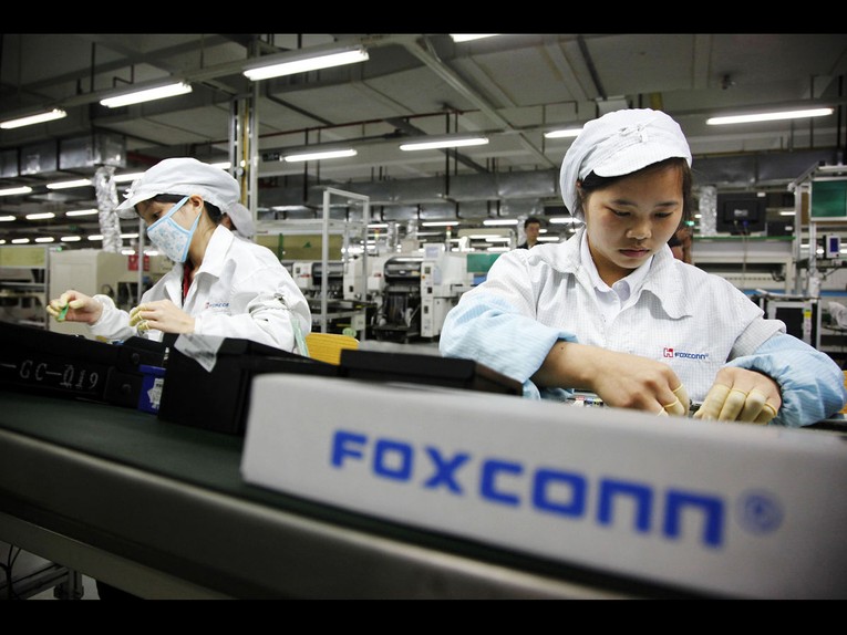 Việc sản xuất v&agrave; cung ứng h&agrave;ng loạt c&aacute;c thiết bị mới tại Foxconn ở Th&acirc;m Quyến sẽ bị gi&aacute;n đoạn. Ảnh: Bloomberg