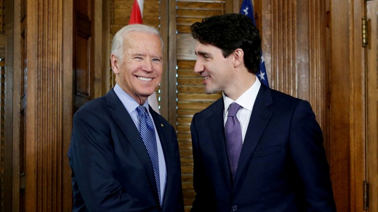 Tổng thống Mỹ Joe Biden v&agrave; Thủ tướng Canada Trudeau đều c&oacute; t&ecirc;n trong danh s&aacute;ch cấm nhập cảnh v&agrave;o Nga. Ảnh: Globe Echo