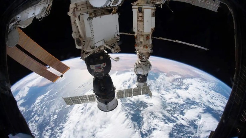 T&agrave;u vũ trụ Soyuz MS-19 cập bến Trạm Vũ trụ Quốc tế, th&aacute;ng 12/2021. Ảnh: NASA/AP