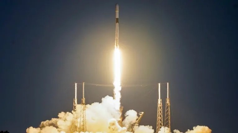 Một t&ecirc;n lửa SpaceX Falcon 9 cất c&aacute;nh từ Cape Canaveral, Florida, Mỹ, th&aacute;ng 1/2022. Ảnh: AP