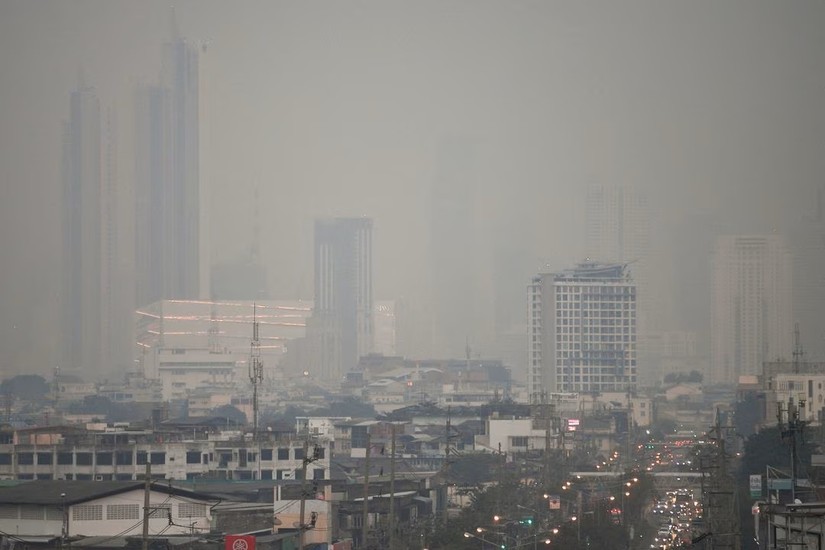 Thủ đ&ocirc; Bangkok, Th&aacute;i Lan m&ugrave; mịt trong kh&oacute;i bụi. Ảnh: Reuters