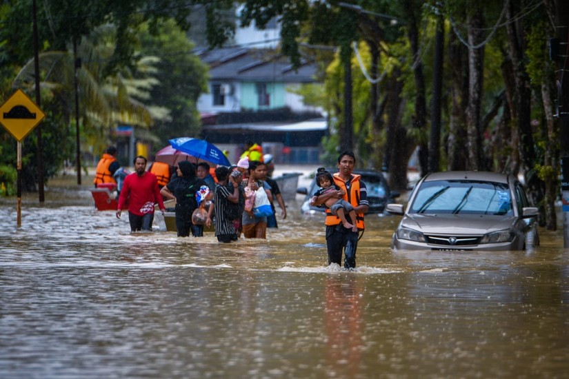 Người d&acirc;n ở quận Johor Bahru đi sơ t&aacute;n. Ảnh: Facebook/Polis Daerah Kota Tinggi