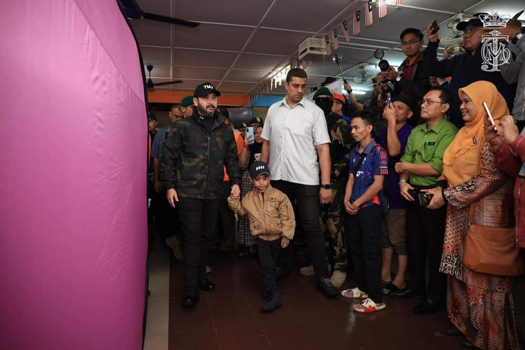 Th&aacute;i tử bang Johor tr&ograve; chuyện với người d&acirc;n tại trung t&acirc;m cứu trợ. Ảnh: HRH Crown Prince of Johor