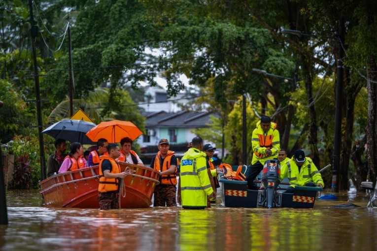 Đội cứu hộ mang xuồng cứu hộ đi sơ t&aacute;n người d&acirc;n ở v&ugrave;ng lũ lụt. Ảnh: Facebook/Polis Daerah Kota Tinggi