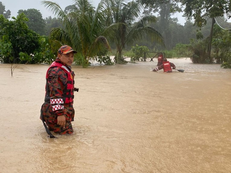 Nước lũ d&acirc;ng cao tại bang Johor, Malaysia. Ảnh: Floodlist