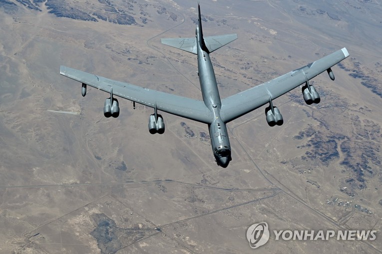 M&aacute;y bay n&eacute;m bom chiến lược B-52 của Mỹ. Ảnh: Yonhap