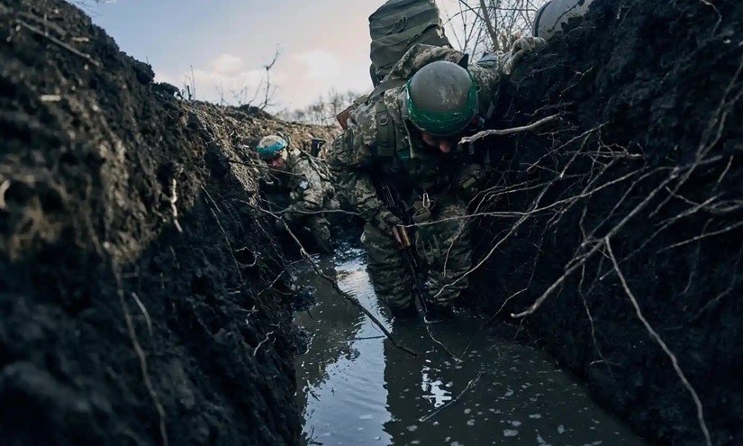 Binh sĩ Ukraine trong chiến h&agrave;o ở khu vực tiền tuyến gần Bakhmut, v&ugrave;ng Donetsk, Ukraine. Ảnh: AP