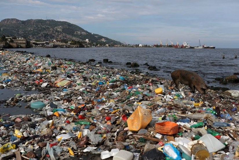 R&aacute;c thải nhựa ngổn ngang tr&ecirc;n bờ biển Cap-Haitien, Haiti, 2018. Ảnh: Reuters