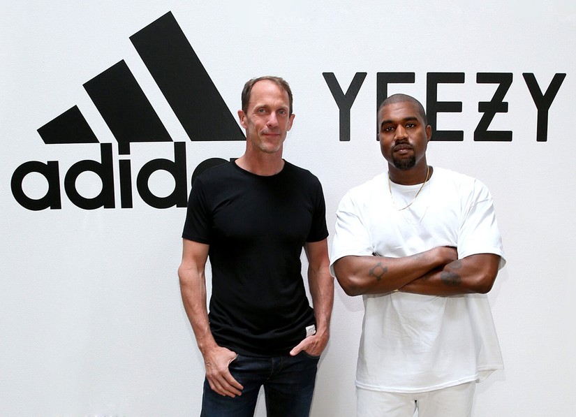 Cựu gi&aacute;m đốc quảng c&aacute;o của Adidas Eric Liedtke v&agrave; Kanye West tại một sự kiện Yeezy năm 2016. Ảnh: Adidas