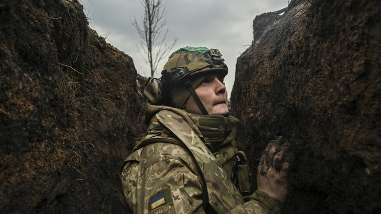 Binh sĩ Ukraine tr&uacute; ẩn trong một chiến h&agrave;o tại khu vực gần th&agrave;nh phố Bakhmut, ng&agrave;y 8/3. Ảnh: AFP