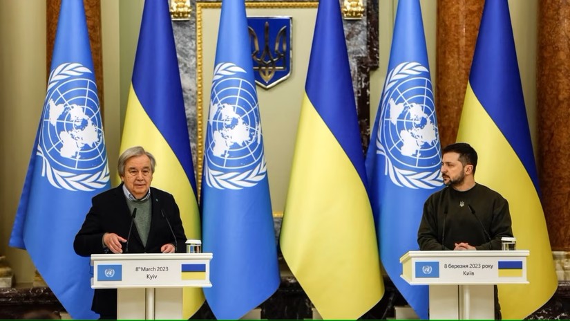 Tổng thư k&yacute; Li&ecirc;n Hợp Quốc Antonio Guterres v&agrave; Tổng thống Ukraine Volodymyr Zelensky tại Kiev, Ukraine, ng&agrave;y 8/3. Ảnh: Reuters