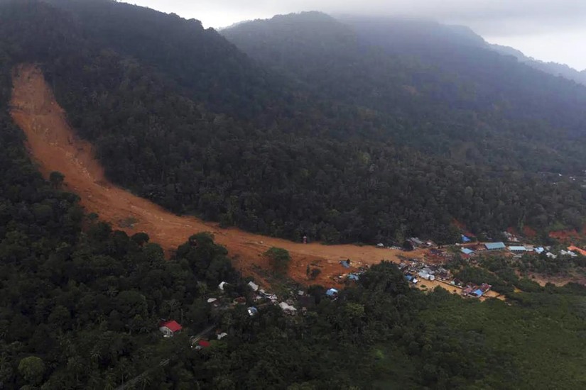 Bức ảnh chụp tr&ecirc;n cao: Một ng&ocirc;i l&agrave;ng trong khu vực bị lở đất tr&ecirc;n đảo Serasan, huyện Natuna, Indonesia, ng&agrave;y 8/3. Ảnh: AP