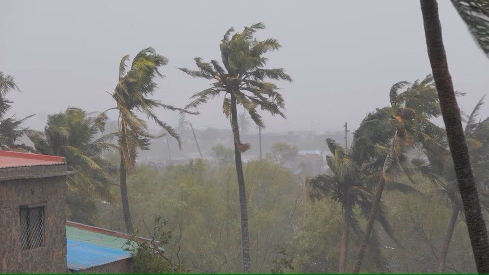 Gi&oacute; mạnh v&agrave; mưa do b&atilde;o Freddy tại Quelimane, Zambezia, Mozambique. Ảnh: Reuters