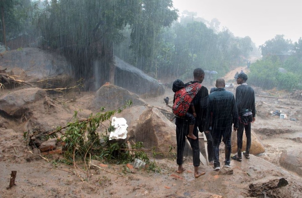 Người d&acirc;n Chilobwe, Blantyre, Malawi đứng trước c&aacute;c đống đổ n&aacute;t g&acirc;y ra bởi b&atilde;o Freddy. Ảnh: Reuters