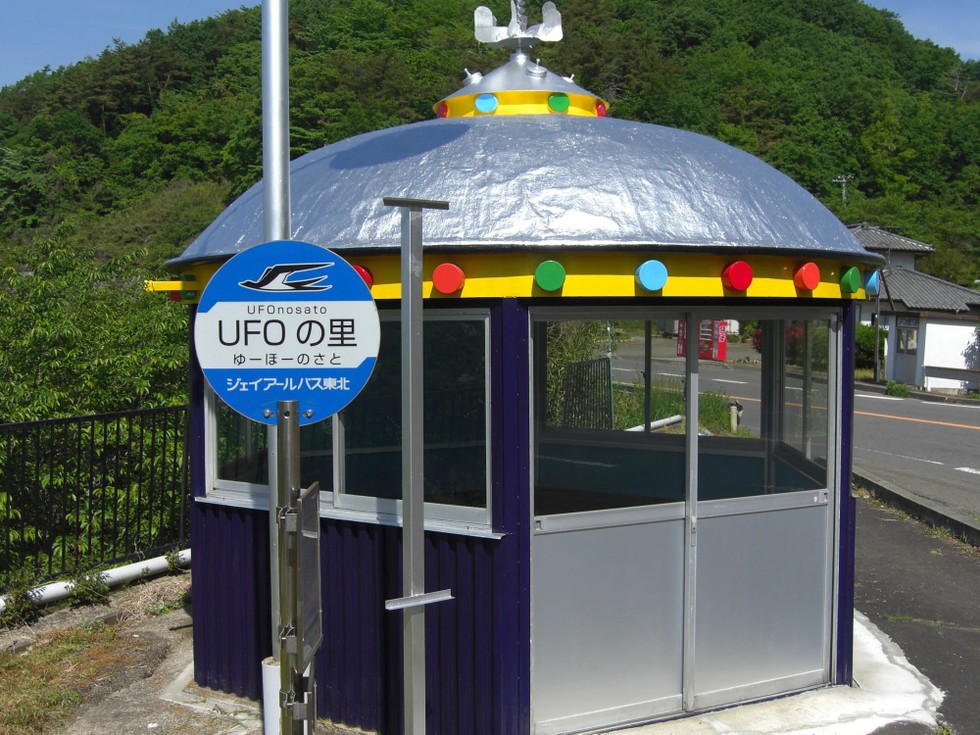 Điểm dừng xe bus được trang tr&iacute; theo chủ đề UFO. Ảnh: info_ufo