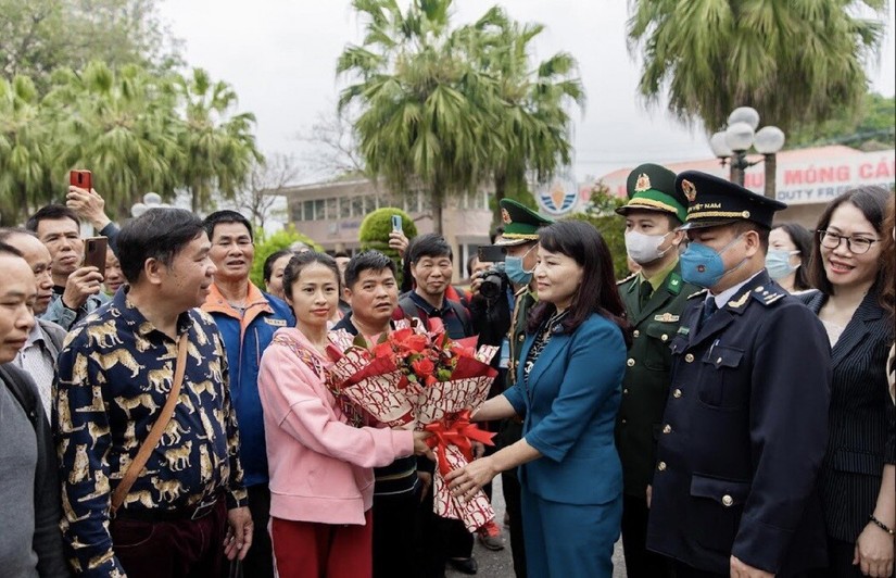 L&atilde;nh đạo UBND th&agrave;nh phố M&oacute;ng C&aacute;i tặng hoa ch&uacute;c mừng đo&agrave;n kh&aacute;ch du lịch Trung Quốc đầu ti&ecirc;n nhập cảnh sau thời gian tạm dừng do ảnh hưởng của dịch Covid-19. Ảnh: B&aacute;o Giao Th&ocirc;ng