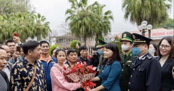 Cửa khẩu Móng Cái đón đoàn du khách Trung Quốc đầu tiên sau dịch