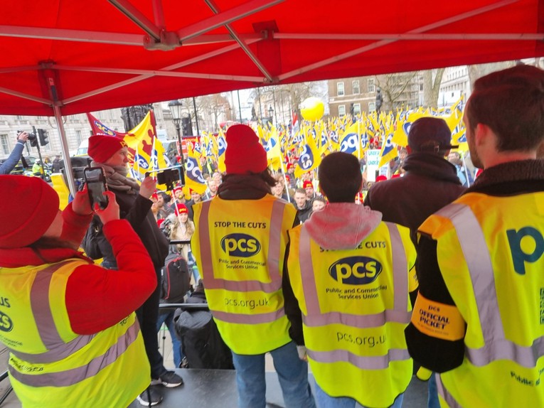 C&aacute;c th&agrave;nh vi&ecirc;n c&ocirc;ng đo&agrave;n PCS tham gia đ&igrave;nh c&ocirc;ng tại phố Downing, London, Anh ng&agrave;y 15/3. Ảnh: PCS Campaigns