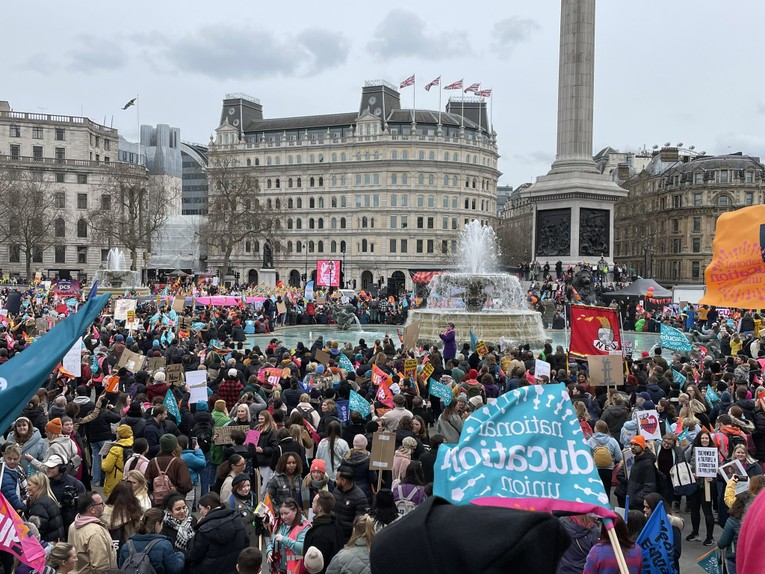 C&aacute;c gi&aacute;o vi&ecirc;n thuộc c&ocirc;ng đo&agrave;n NEU đ&igrave;nh c&ocirc;ng đ&ograve;i tăng lương tại Quảng trường Trafalgar, London, Anh ng&agrave;y 15/3. Ảnh: NEU East Midlands