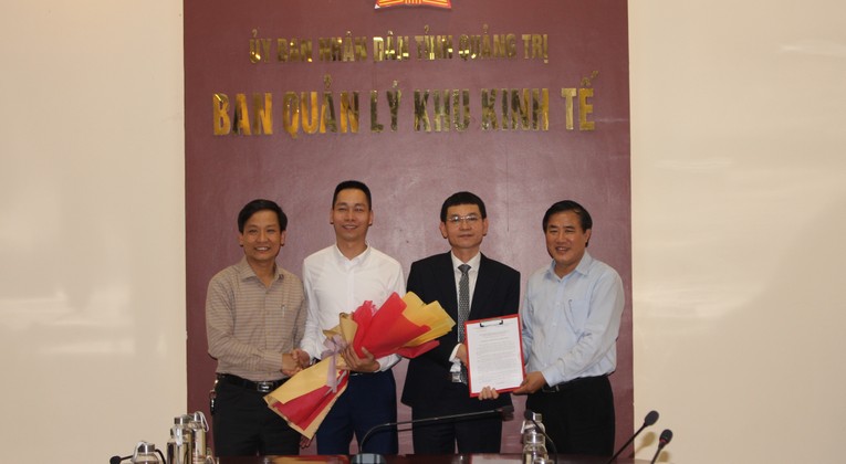 Ban Quản l&yacute; Khu kinh tế tỉnh Quảng Trị trao quyết định chấp thuận chủ trương đầu tư cho CTCP H&agrave;ng hải VSICO. Nguồn: B&aacute;o Quảng Trị.