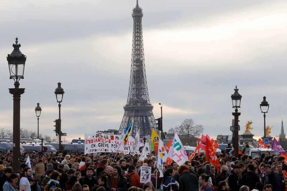 Người biểu t&igrave;nh giương biểu ngữ khi tập trung tại Place de la Concorde gần Quốc hội. Ảnh: Reuters