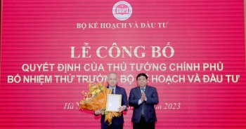 Trao quyết định bổ nhiệm cho tân Thứ trưởng Bộ KH&amp;ĐT Đỗ Thành Trung