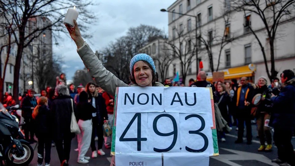 Người biểu t&igrave;nh giơ biểu ngữ &amp;amp;amp;quot;N&oacute;i kh&ocirc;ng với 49.3&amp;amp;amp;quot;. Ảnh: Getty Images