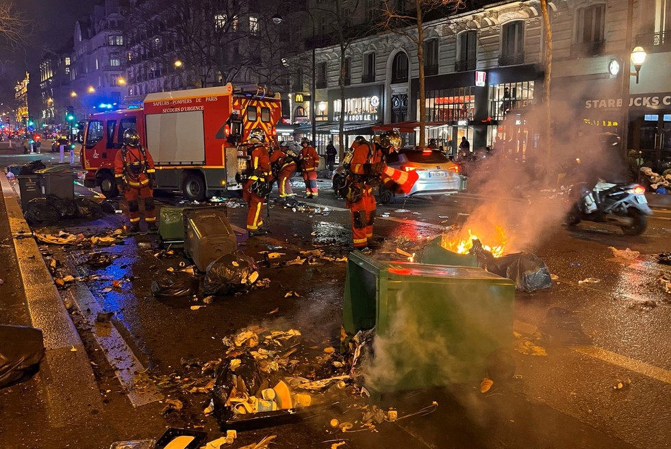 Khung cảnh hỗn loạn tr&ecirc;n đường phố Paris. Ảnh: Reuters