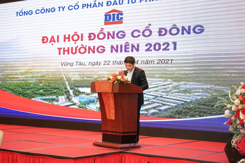 Ph&oacute; Chủ tịch HĐQT Nguyễn H&ugrave;ng Cường tại ĐHĐCĐ thường ni&ecirc;n 2021. Ảnh: DIG