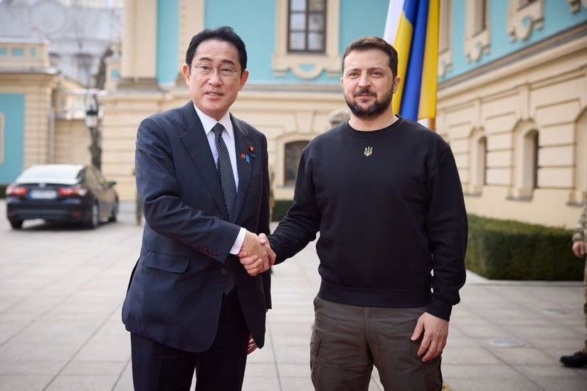 Thủ tướng Nhật Bản Fumio Kishida v&agrave; Tổng thống Ukraine Volodymyr Zelensky. Ảnh: Reuters