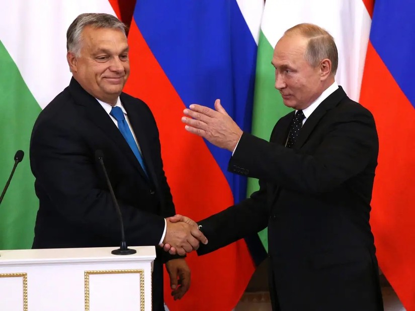 Thủ tướng Hungary Viktor Orban bắt tay Tổng thống Nga Vladimir Putin trong cuộc gặp tại Điện Kremlin, th&aacute;ng 9/2018. Ảnh: Getty Images