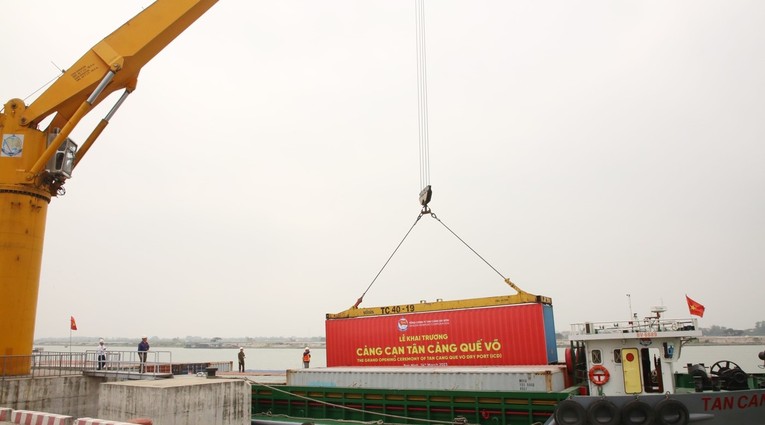 Nghi thức ph&aacute;t lệnh l&agrave;m h&agrave;ng, đưa chuyến container đầu ti&ecirc;n l&ecirc;n s&agrave; lan tại Cảng cạn T&acirc;n cảng Quế V&otilde;. Nguồn: UBND tỉnh Bắc Ninh.