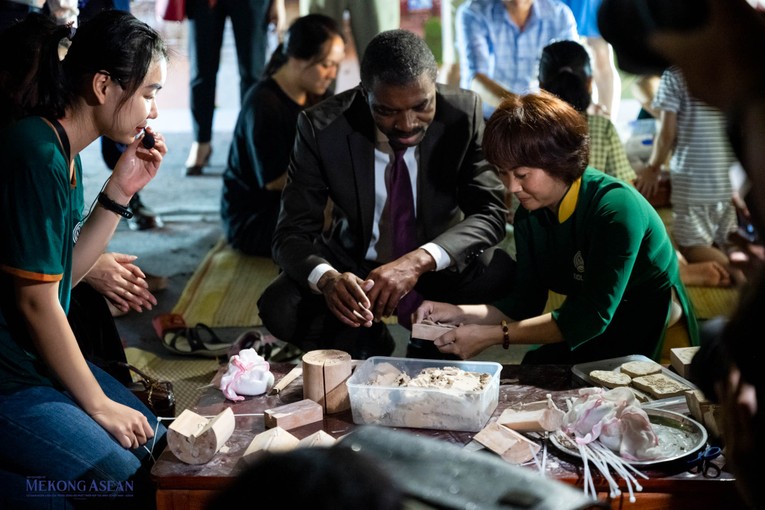 &Ocirc;ng Lazare Eloundou Assomo, Gi&aacute;m đốc Trung t&acirc;m Di sản thế giới UNESCO trải nghiệm l&agrave;m mũi t&ecirc;n bằng đất s&eacute;t. Ảnh: Thảo Ng&acirc;n.