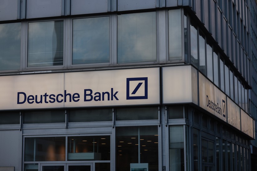 Deutsche Bank vừa trải qua một đợt t&aacute;i cơ cấu trị gi&aacute; h&agrave;ng tỷ euro trong những năm gần đ&acirc;y nhằm giảm chi ph&iacute; v&agrave; cải thiện khả năng sinh l&atilde;i. Ảnh: Reuters