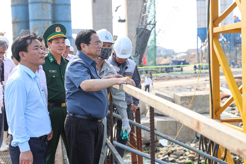 Thủ tướng Phạm Minh Ch&iacute;nh đ&atilde; đi kiểm tra tiến độ x&acirc;y dựng cầu qua cửa biển Thuận An, dự &aacute;n tuyến đường bộ ven biển qua tỉnh Thừa Thi&ecirc;n Huế. Ảnh: VGP