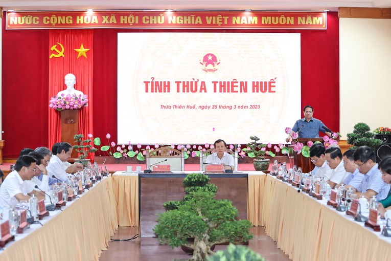 Thủ tướng Phạm Minh Ch&iacute;nh v&agrave; đo&agrave;n c&ocirc;ng t&aacute;c đ&atilde; l&agrave;m việc với Ban Thường vụ Tỉnh ủy Thừa Thi&ecirc;n Huế. Ảnh: VGP