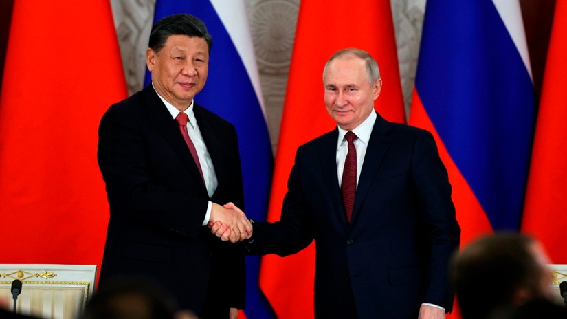 Tổng thống Nga Vladimir Putin bắt tay Chủ tịch Trung Quốc Tập Cận B&igrave;nh trong chuyến thăm cấp nh&agrave; nước của &ocirc;ng Tập tới Nga. Ảnh: AP