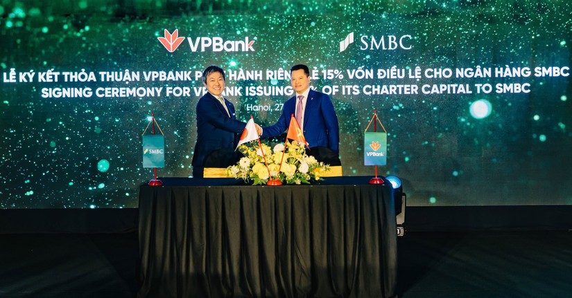 &Ocirc;ng Ng&ocirc; Ch&iacute; Dũng, Chủ tịch HĐQT VPBank v&agrave; &ocirc;ng Masahiro Yoshimura, Gi&aacute;m đốc điều h&agrave;nh, Tổng trưởng Quản l&yacute; Đầu tư, Ng&acirc;n h&agrave;ng SMBC k&yacute; kết thỏa thuận. (Ảnh: VPBank)