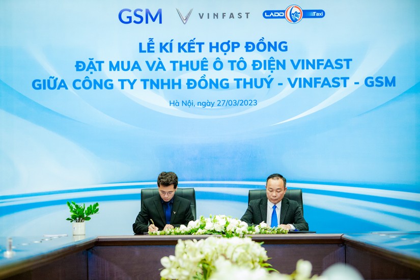 Lễ k&yacute; kết hợp đồng đặt mua v&agrave; thu&ecirc; &ocirc; t&ocirc; điện VinFast giữa C&ocirc;ng ty TNHH Đồng Th&uacute;y v&agrave; C&ocirc;ng ty GSM ng&agrave;y 27/3.