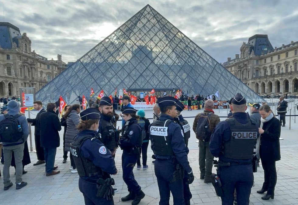 Cảnh s&aacute;t đứng tại khu vực biểu t&igrave;nh của c&ocirc;ng đo&agrave;n CGT tại Paris ng&agrave;y 27/3. Ảnh: Reuters