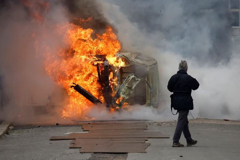 Một chiếc &ocirc; t&ocirc; bị đốt tại Nantes, Ph&aacute;p trong cuộc đ&igrave;nh c&ocirc;ng ng&agrave;y 28/3. Ảnh: Reuters