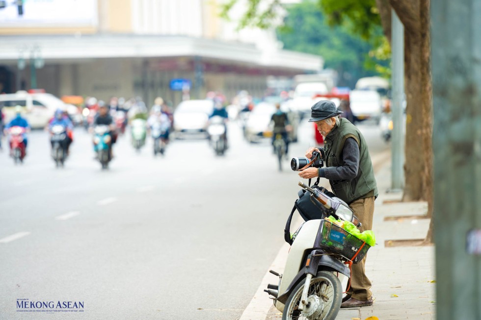 Nhiều người tranh thủ ghi lại khoảnh khắc đặc sắc n&agrave;y.