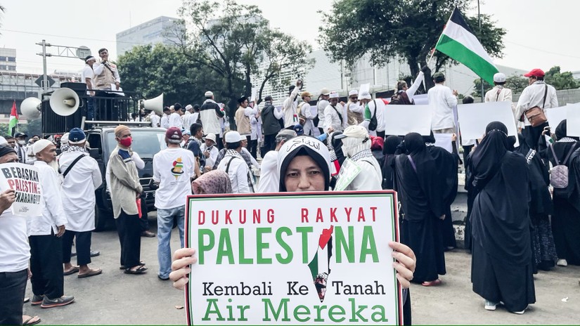 Người d&acirc;n Indonesia biểu t&igrave;nh ủng hộ Palestine b&ecirc;n ngo&agrave;i Đại sứ qu&aacute;n Mỹ tại thủ đ&ocirc; Jarkarta hồi th&aacute;ng 11/2023. Ảnh: Nikkei Asia